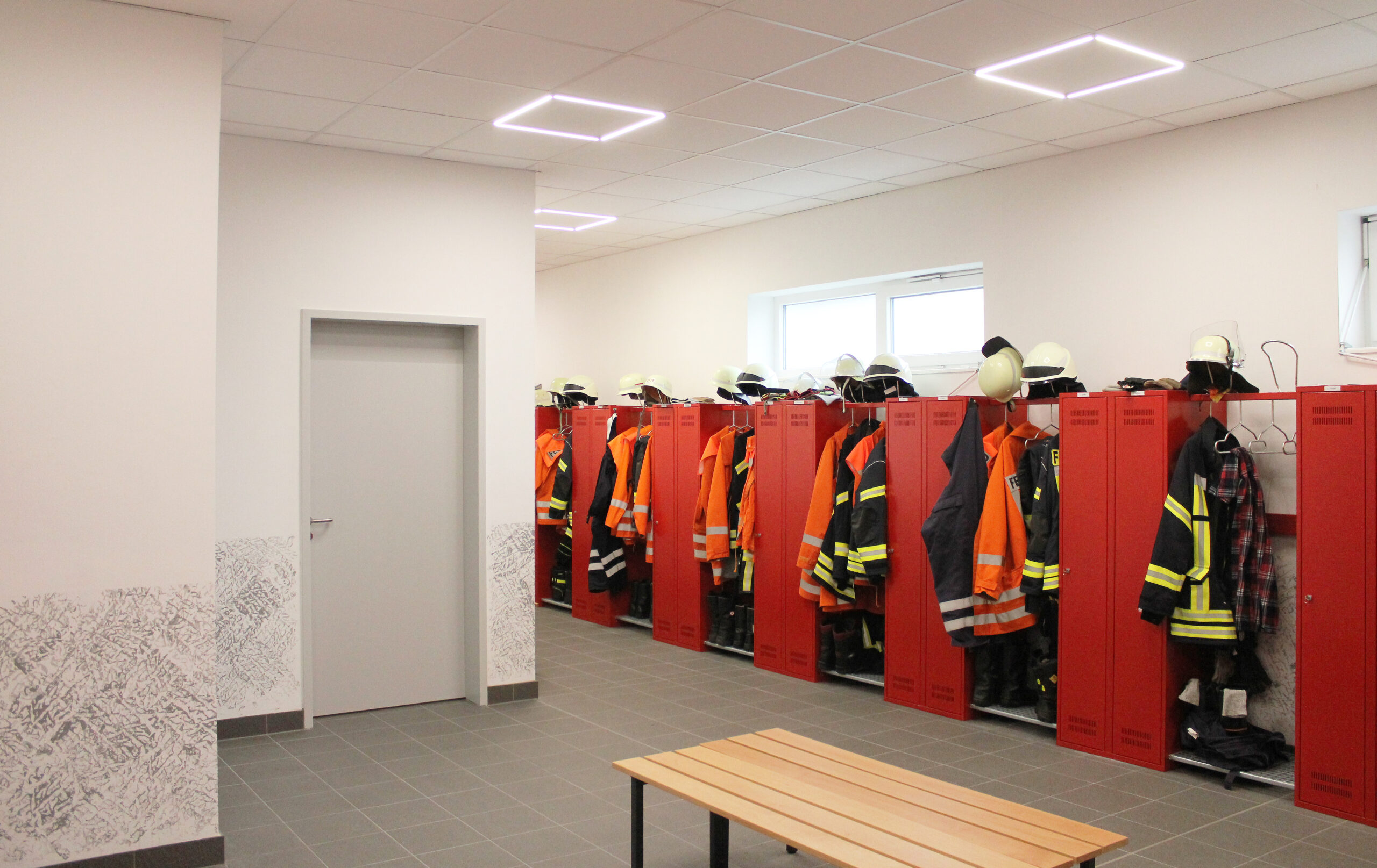 Umziehen der Feuerwehrfrauen und –männer mit separaten Umkleide- und Duschräumen in der Feuerwehr Brechtorf, gebaut vom Architekturbüro Die Planschmiede