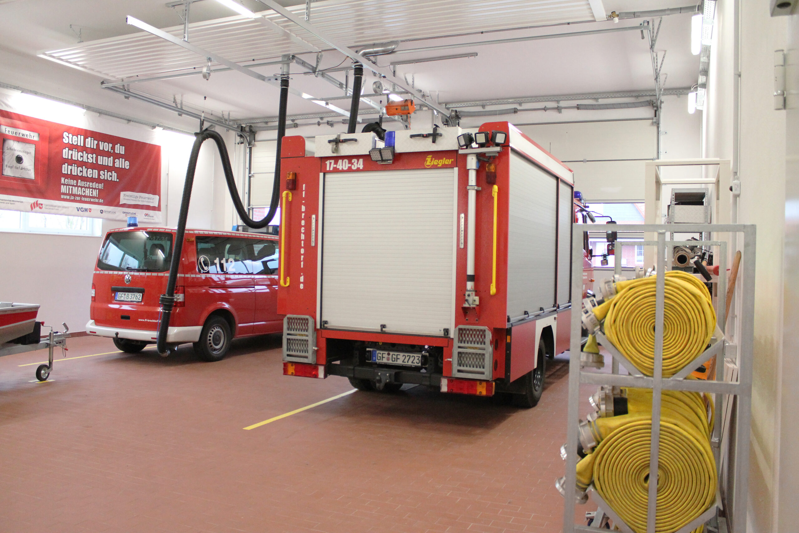 Zwei Fahrzeugplätzen im Feuerwehrgerätehaus in Brechtorf, Planung und Architektur vom Architekturbüro Die Planschmiede