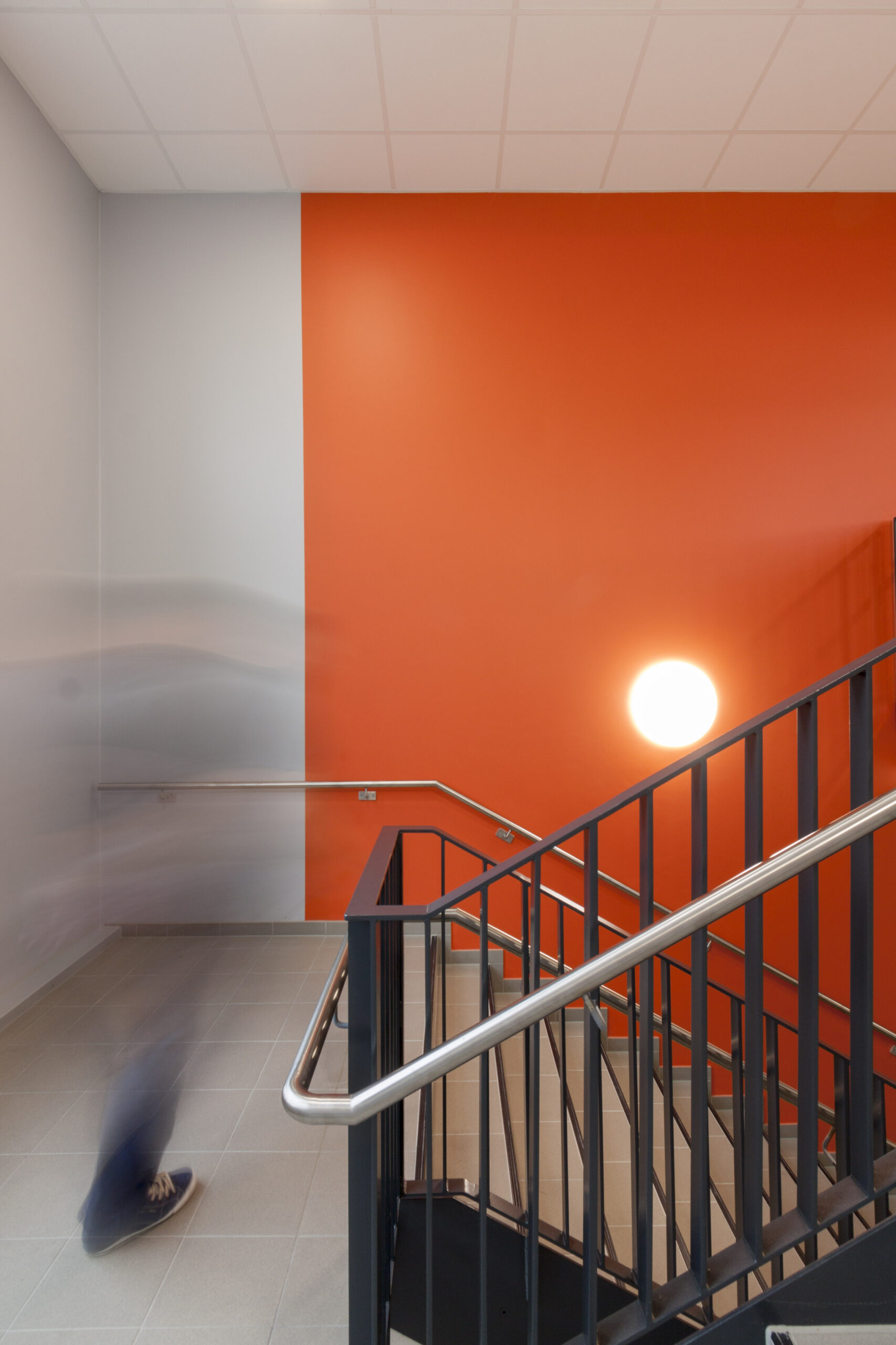 Treppenhaus mit Farbkonzept nach Sanierung des Schulzentrum IGS Gifhorn, Planung und Umbau vom Architekturbüro Die Planschmiede