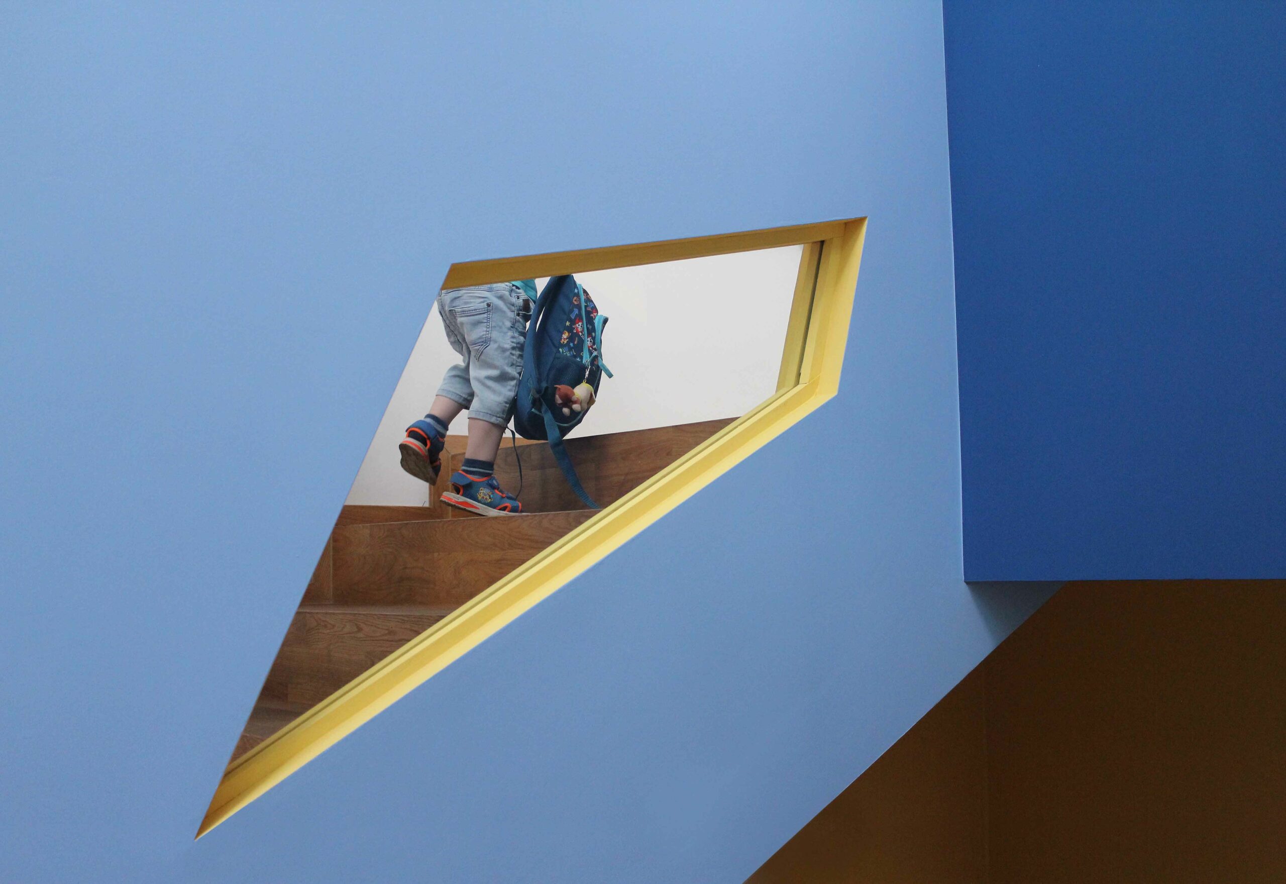 Treppe mit Farbakzenten in der Kita Hankensbuettel, Generalplanung und Umsetzung durch das Architekturbüro Die Planschmiede