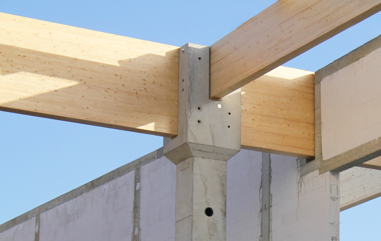 Holz- und Betonpfeiler sorgen beim Neubau für eine feste Statik, Tragwerksplanung nach HOAI durch das Architekturbüro Die Planschmiede